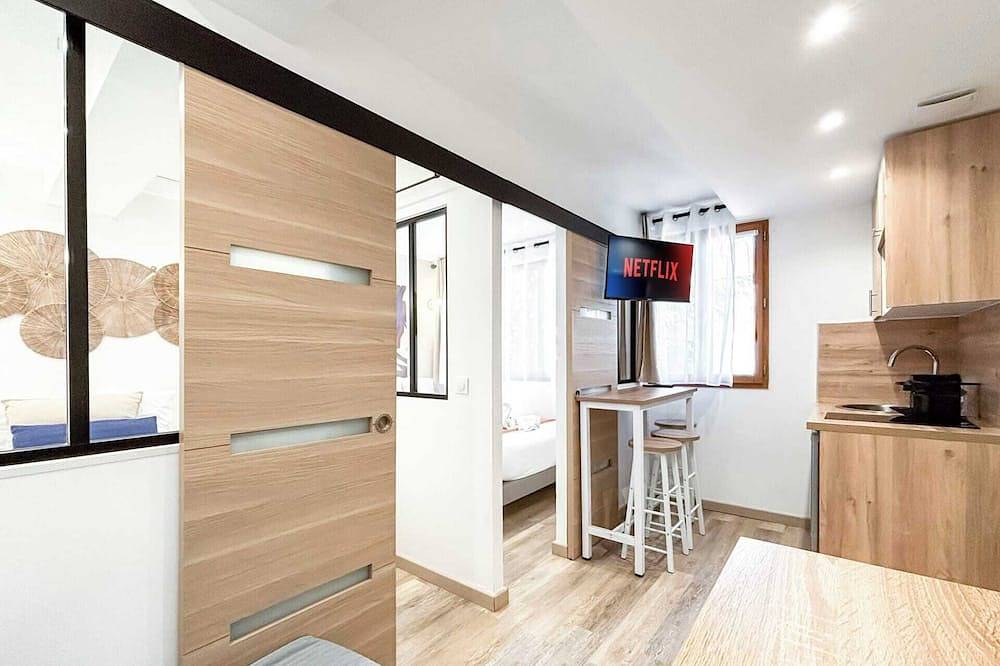 Entire apartment, Hoche A 13 - Two Bedroom Apartment, Sleeps 5 in Le Pré-Saint-Gervais, Seine-Saint-Denis