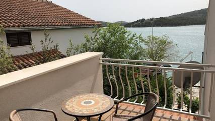 Ferienwohnung für 2 Personen, mit Terrasse und Ausblick in Tisno