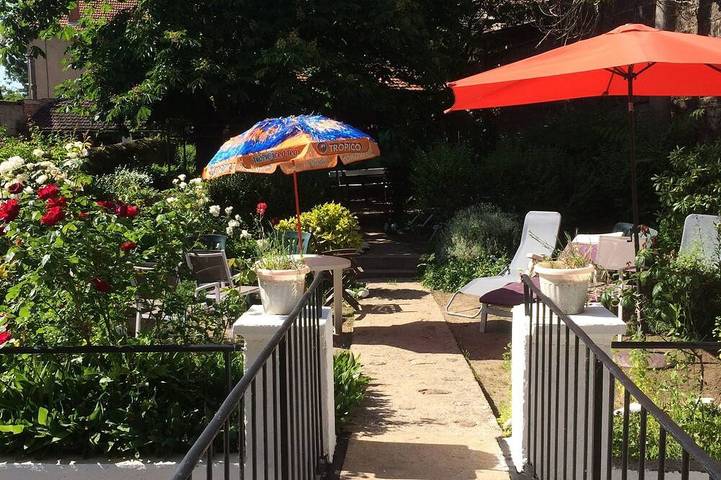 Appartement entier, Beau studio avec deux lits fait pour votre arrivée in Néris-les-Bains, Région de Montluçon