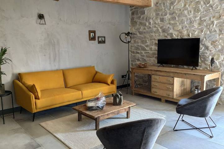 Gîte pour 5 personnes, avec terrasse ainsi que jardin et piscine
