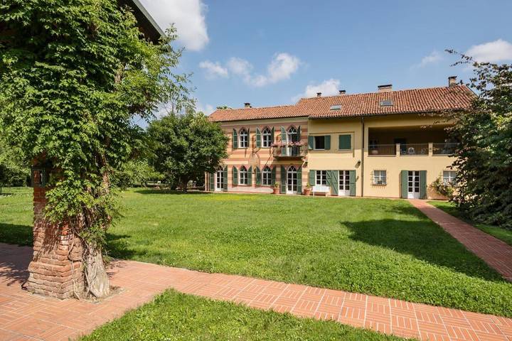 Location de vacances pour 9 personnes, avec Balcon et Terrasse ainsi que Jardin et Piscine à Racconigi