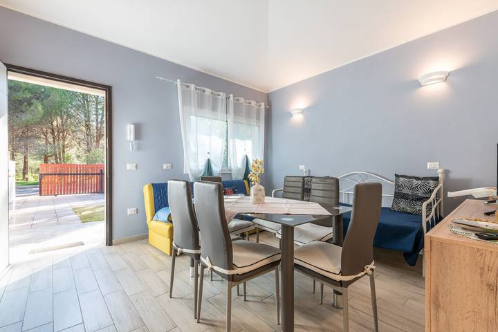 Maison de vacances "Ibiscus Rosa 1" avec vue sur les montagnes, terrasse et A/C in Geremeas, Maracalagonis
