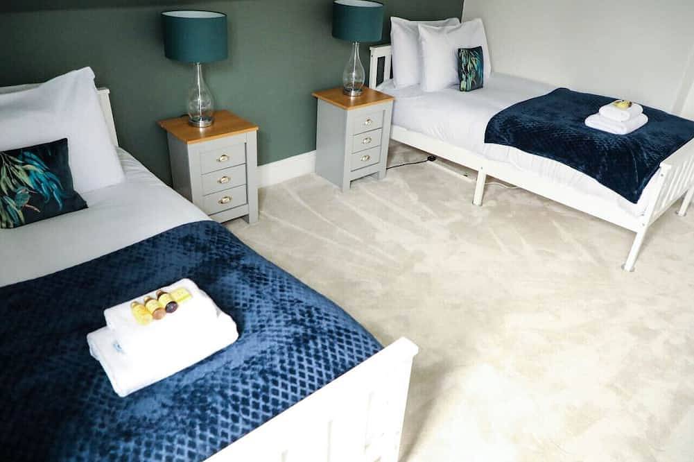 Stylishly decorated 3 bed home close to the sea in Merseyside