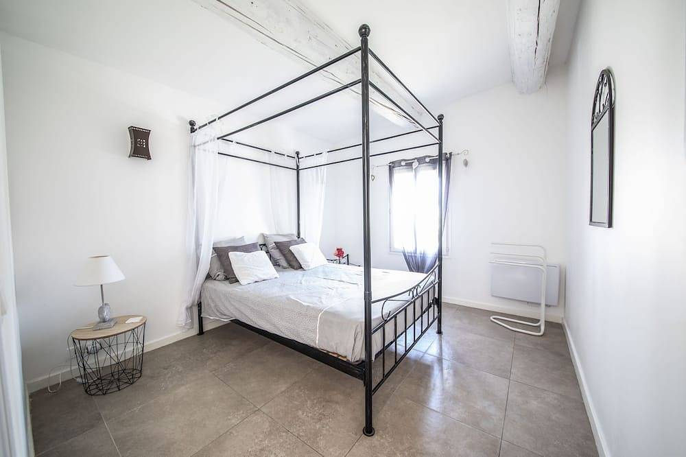Country house in the heart of Provence with private pool and fenced garden in Velleron, Vaucluse