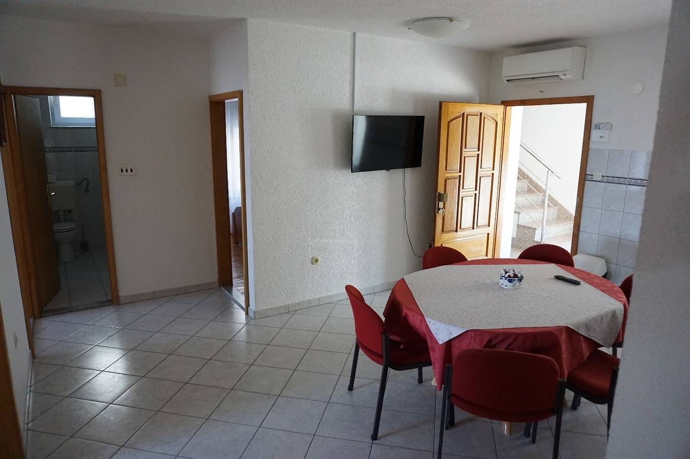 Ganze Wohnung, Sea View Apartment in Duće for 10
 in Dugi Rat, Omis-Riviera