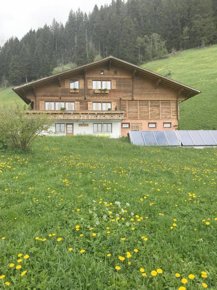 BnB für 3 Personen, mit Terrasse und Garten sowie Ausblick im Berner Oberland