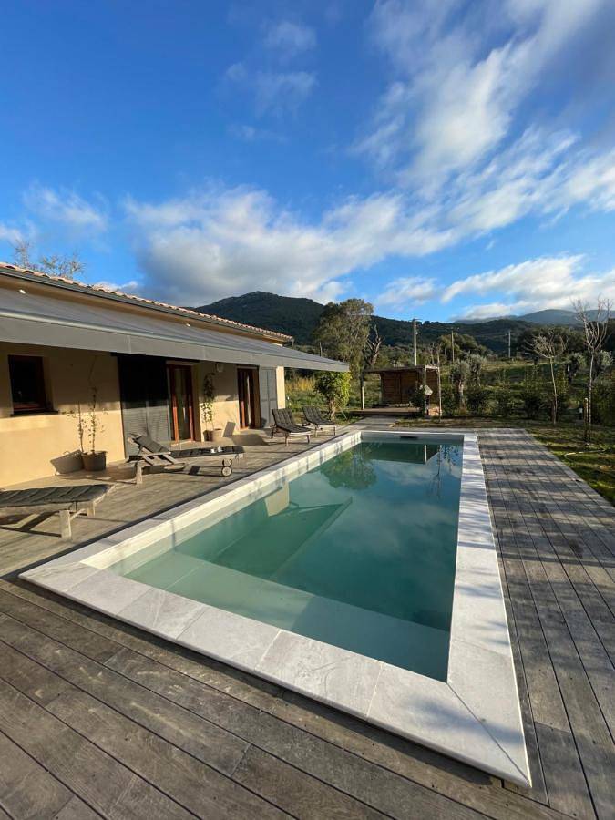 Location de vacances pour 6 personnes, avec jardin ainsi que piscine et vue, animaux acceptés à Cauro