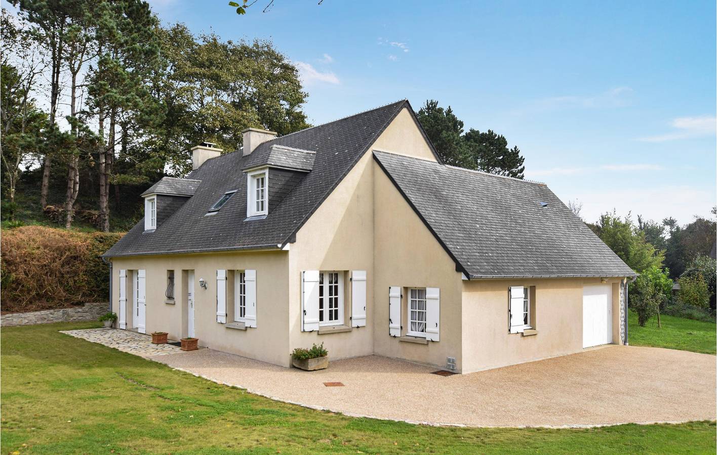 Cozy 2BR Apartment with Garden, WiFi & Parking, 1.5km to Beach in La Hague, Côte de la Déroute