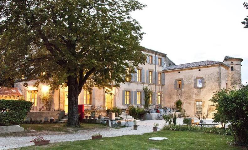 Chambre d’hôte pour 8 personnes, avec Balcon et Terrasse ainsi que Jardin et Piscine
