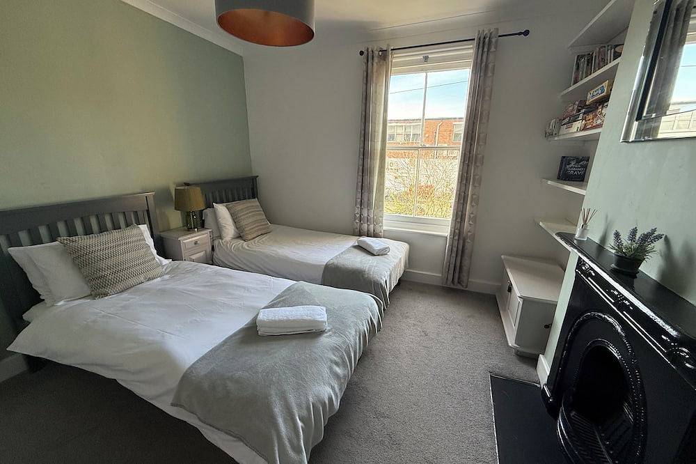 Charming 2 bed cottage in the heart of Canterbury with parking nearby in Kent
