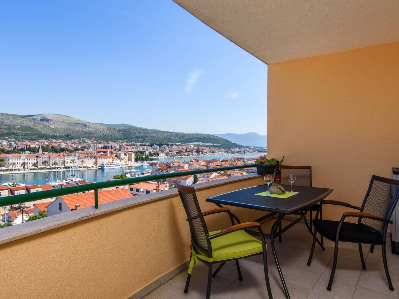 Appartement entier, Wohnung mit Blick auf das Wasser in Trogir, Čiovo