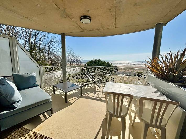 Ferienwohnung für 6 Personen, mit Balkon/Terrasse und Whirlpool sowie Terrasse und Pool