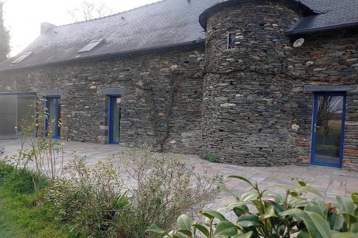 Manor house for up to 14 people; fully equipped and comfortable; spacious indoor and outdoor areas in Ploërmel, Vannes und Umgebung