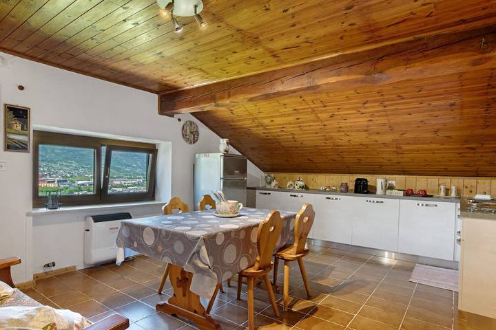 Appartamento intero, Appartamento 'Emilia' con vista sulle montagne, giardino privato e Wi-Fi in Comune di Charvensod, Alpi italiane
