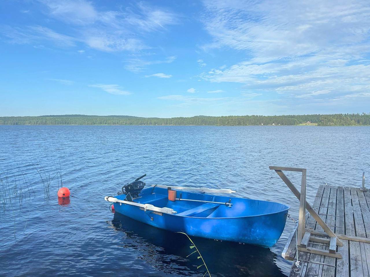 Schwedenhaus am See – Ferienhaus mit Motorboot & Steg in Storfors in Storfors, Värmland