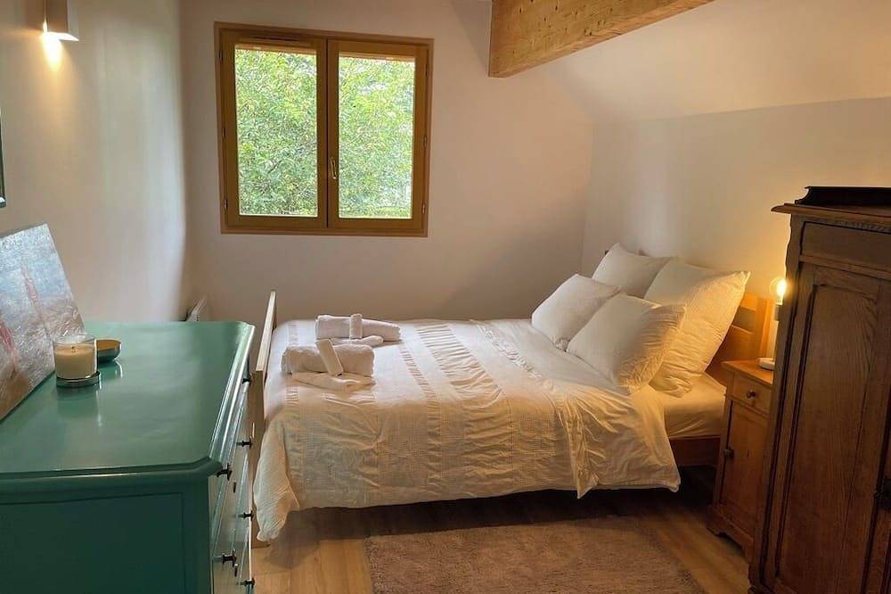 Lovely gated family house, steps from Lake Annecy in Menthon-Saint-Bernard. in Menthon-Saint-Bernard, Región de Annecy