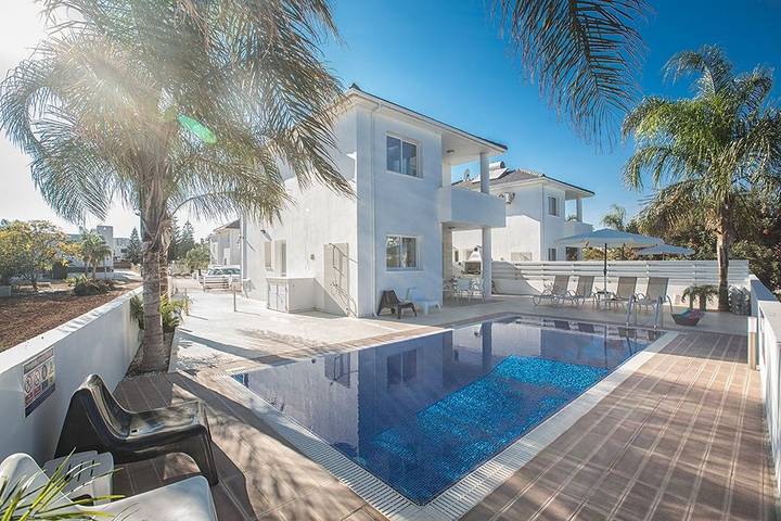 Villa for 6 people, with pool and garden as well as balcony in Cyprus