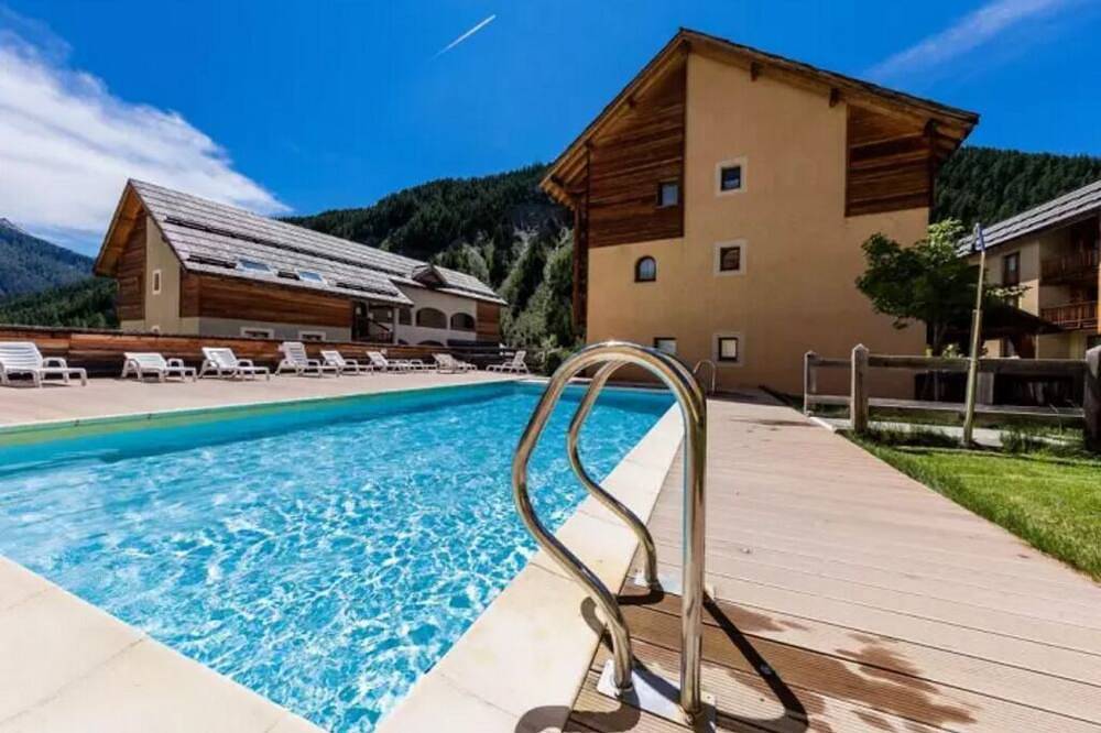 Entire apartment, 3-room apartment sleeps 6 with swimming pool in summer and at the foot of the slopes in winter in Arvieux, Queyras