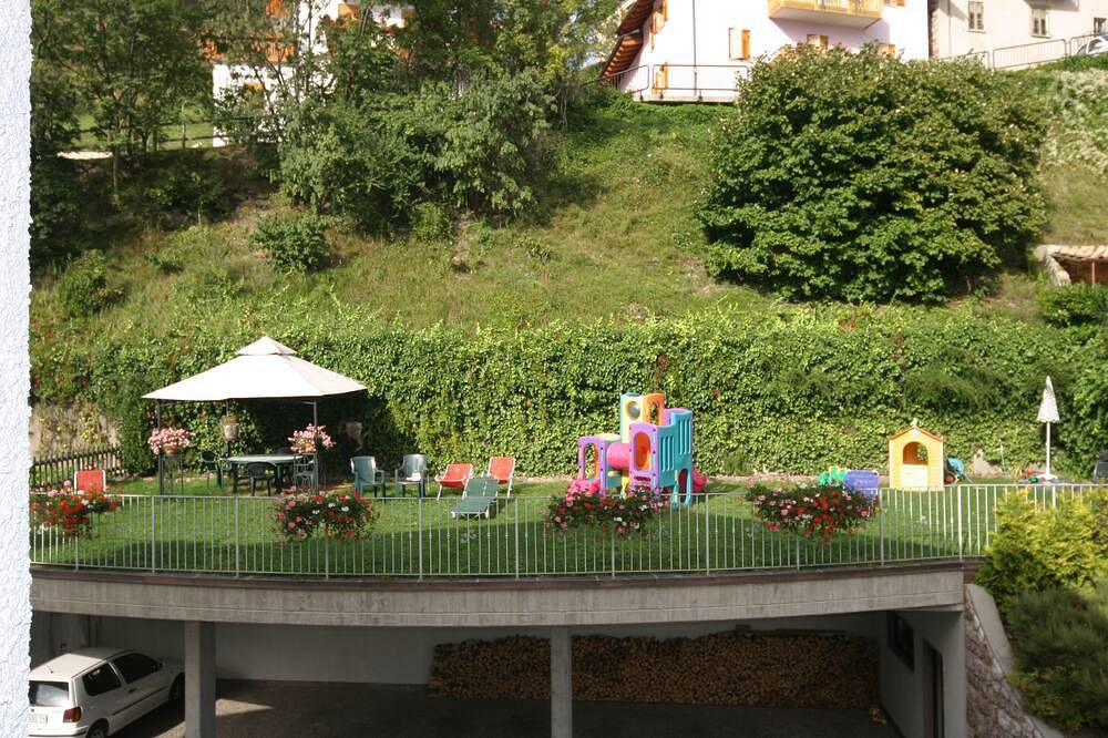 Ganze Wohnung, Third Floor Apartment With Large Balconies in Molveno, Brentagruppe