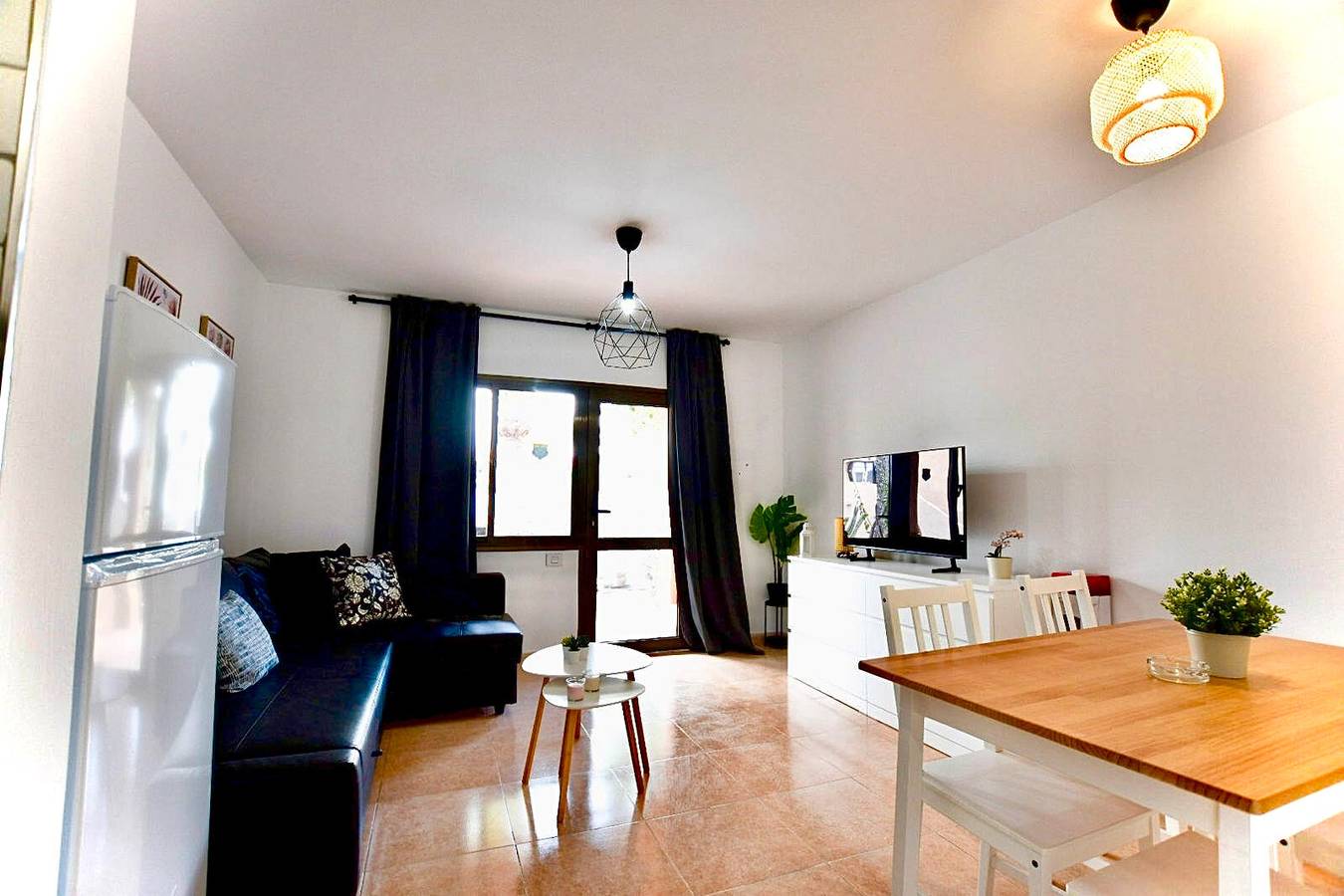 Entire apartment, Vacation 'Coral Bliss' with Shared Pool, Private Terrace and Wi-Fi in Corralejo, La Oliva