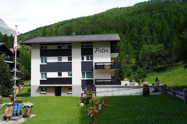 Ferienwohnung für 4 Personen, mit Balkon und Terrasse sowie Garten und Ausblick in Saas-Fee