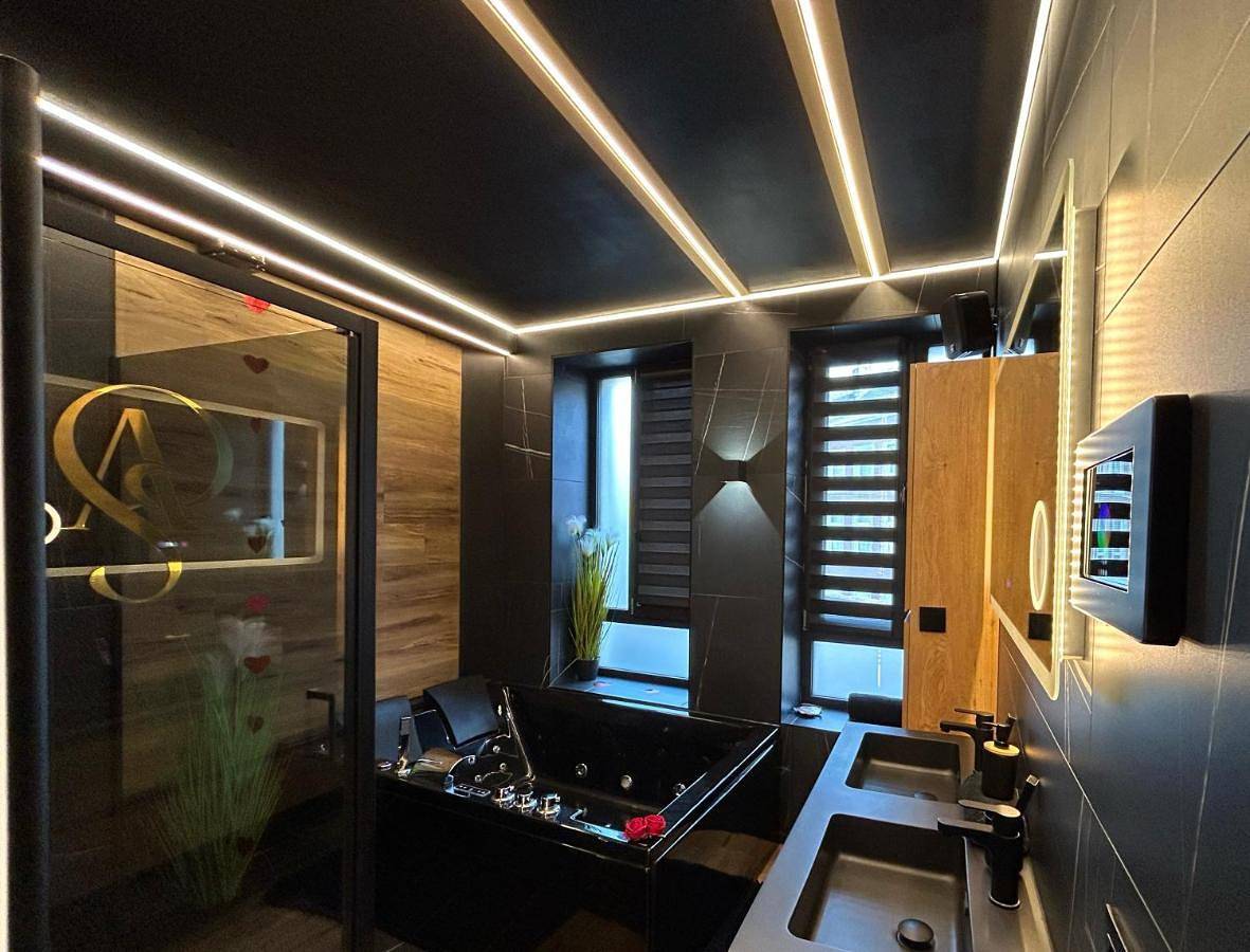 Chambre business-romantique, jacuzzi, billard, clim in Verviers, Région de Liège