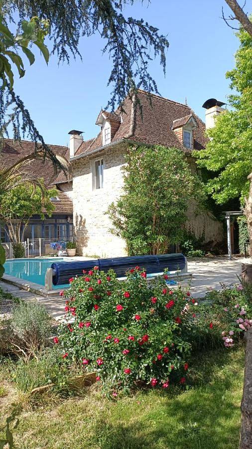 Location de vacances pour 16 personnes, avec jacuzzi ainsi que jardin et piscine à Bastanès