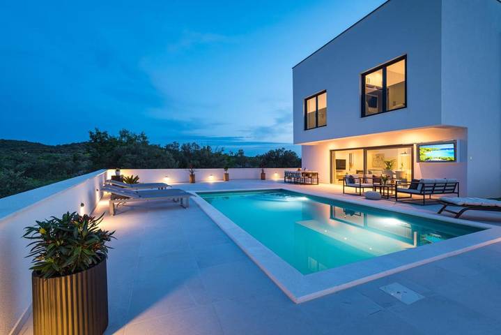 Villa pour 8 personnes, avec piscine ainsi que jardin et vue à Jezera - 2