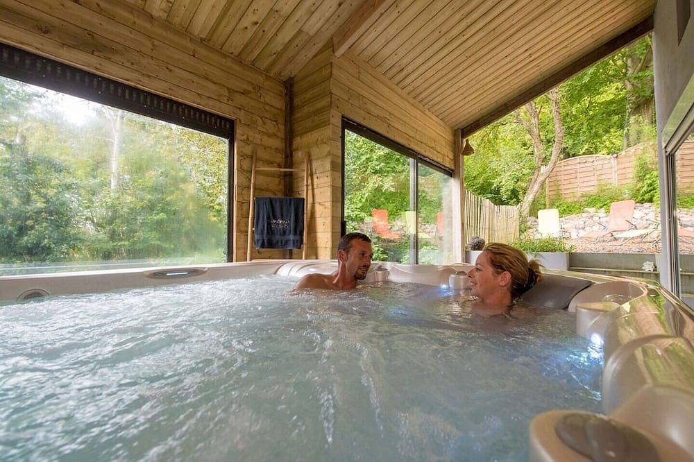 Les sens des bois nuit avec Jacuzzi privé pour couple in Clerques, Région de Saint-Omer