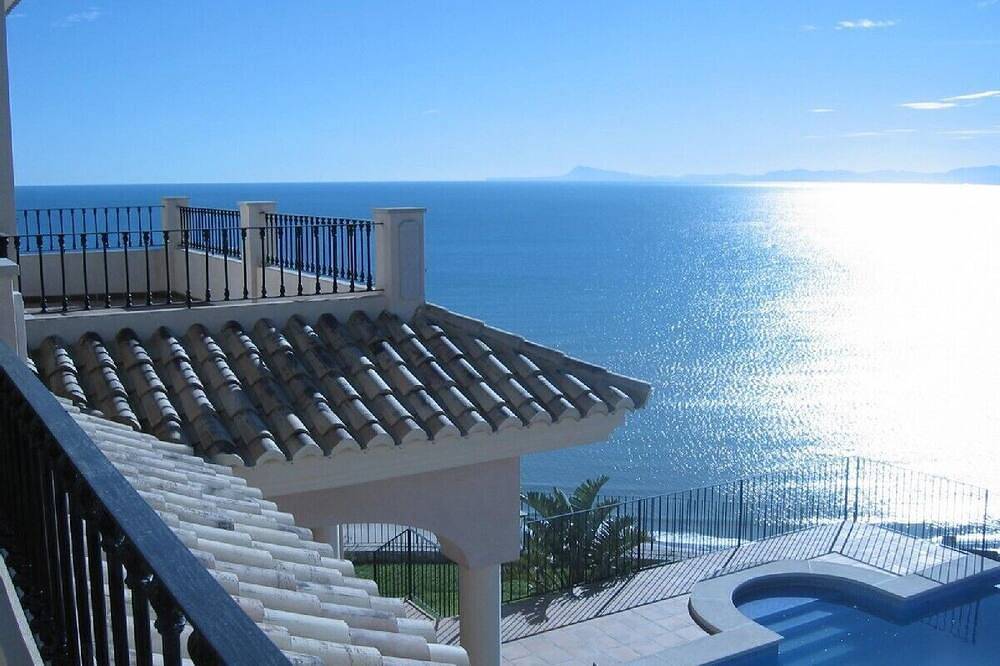 Luxury Villa  in Valencia Coast. Wi Fi & private infinity saline pool near golf. in Platja de Cap Blanc (Cullera), Cullera
