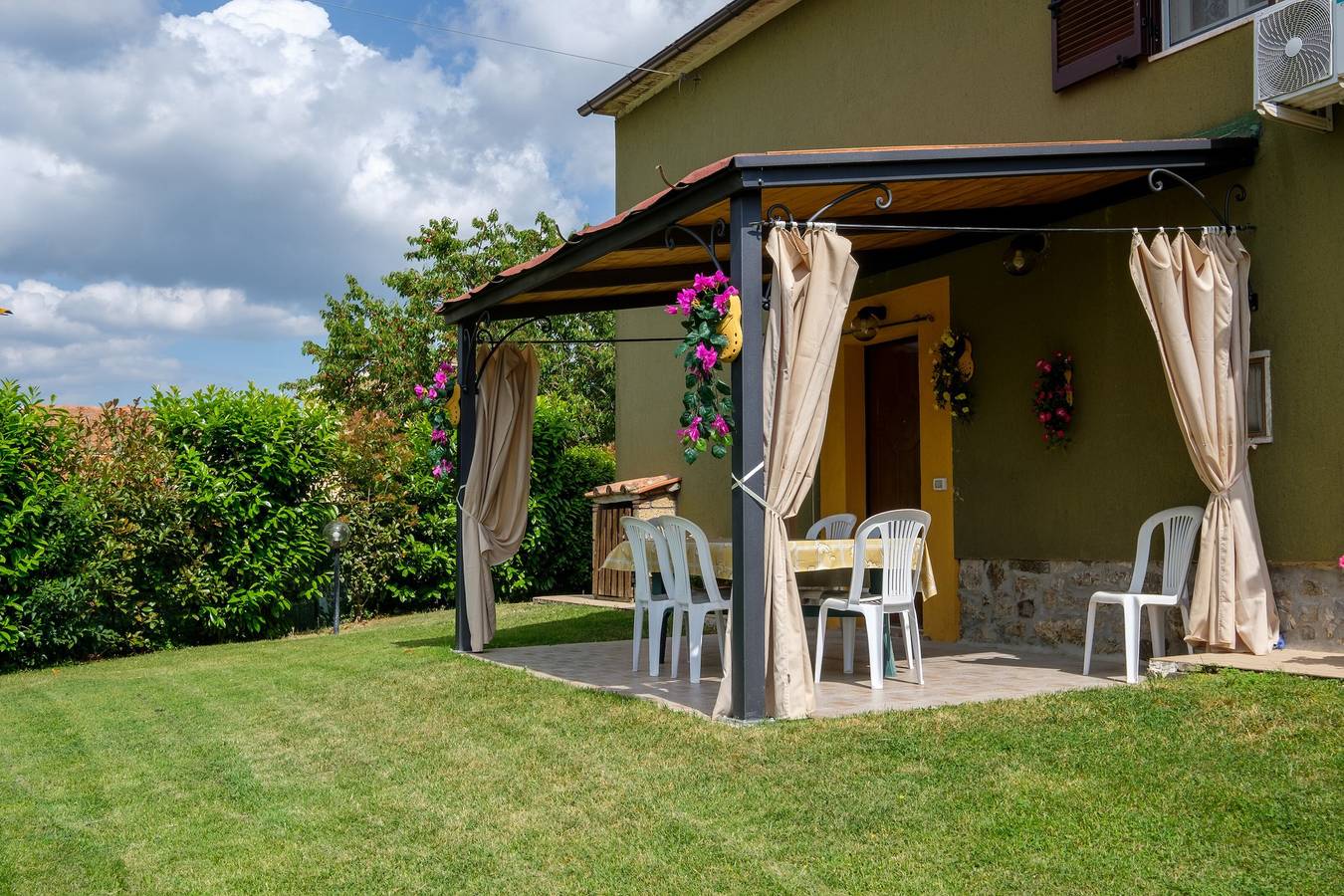 Pet-Friendly Holiday Home Fonte Etrusca with Pool, Garden & Wi-Fi in Sorano, Grosseto Province