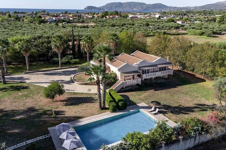 Villa for 8 people, with hot tub and garden in Kalamaki