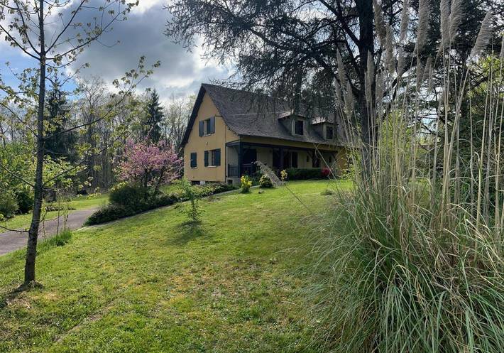 Location de vacances pour 3 personnes, avec vue ainsi que terrasse et jardin à Saint-Estèphe (Dordogne)