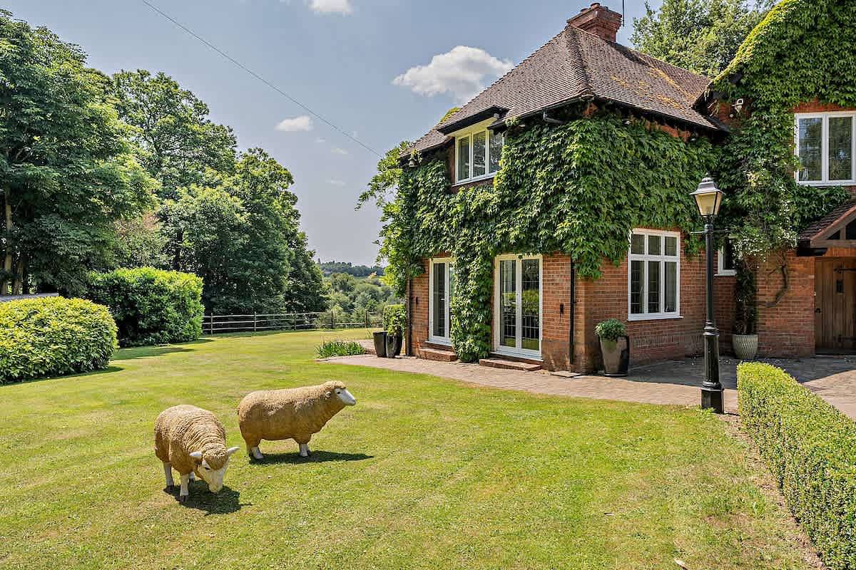 Perfect Booking | Luxury Home With Pool & Gym in Greensands Ridge, Kent