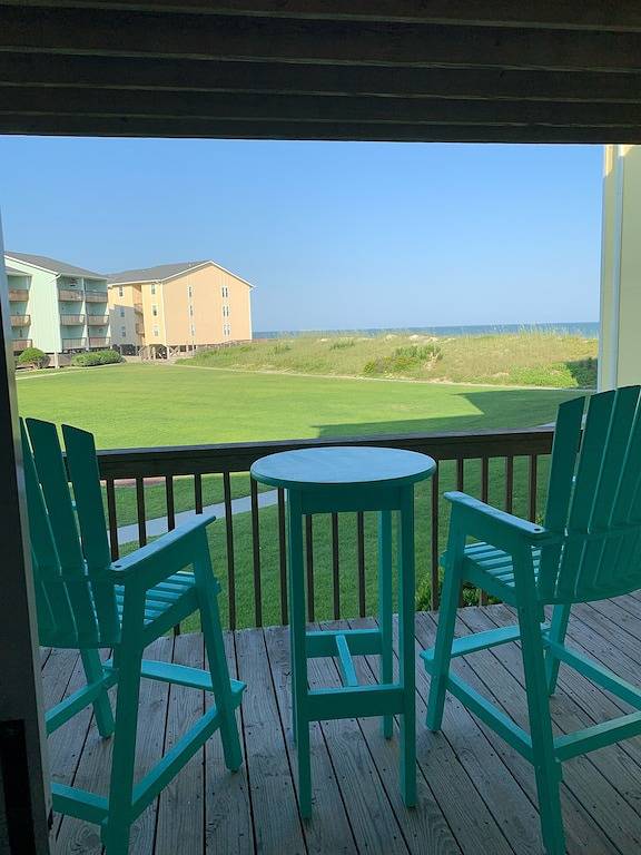 Ganze Wohnung, #1 Vrbo Rated Surf City Condo! 1 min walk to Beach & Pool! 1 Bedroom + Bunks 😃 in Topsail Island