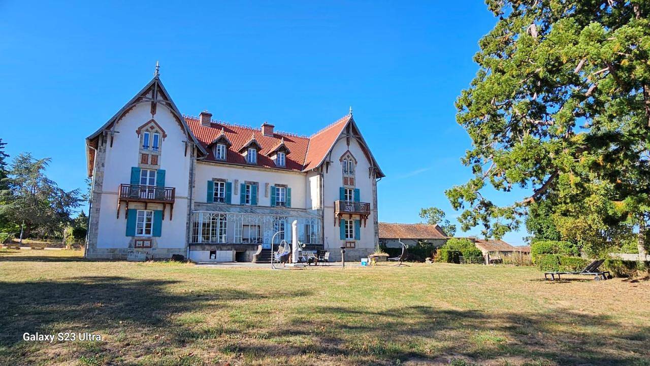 Double Room with Private Bathroom in Fleuriel, Allier