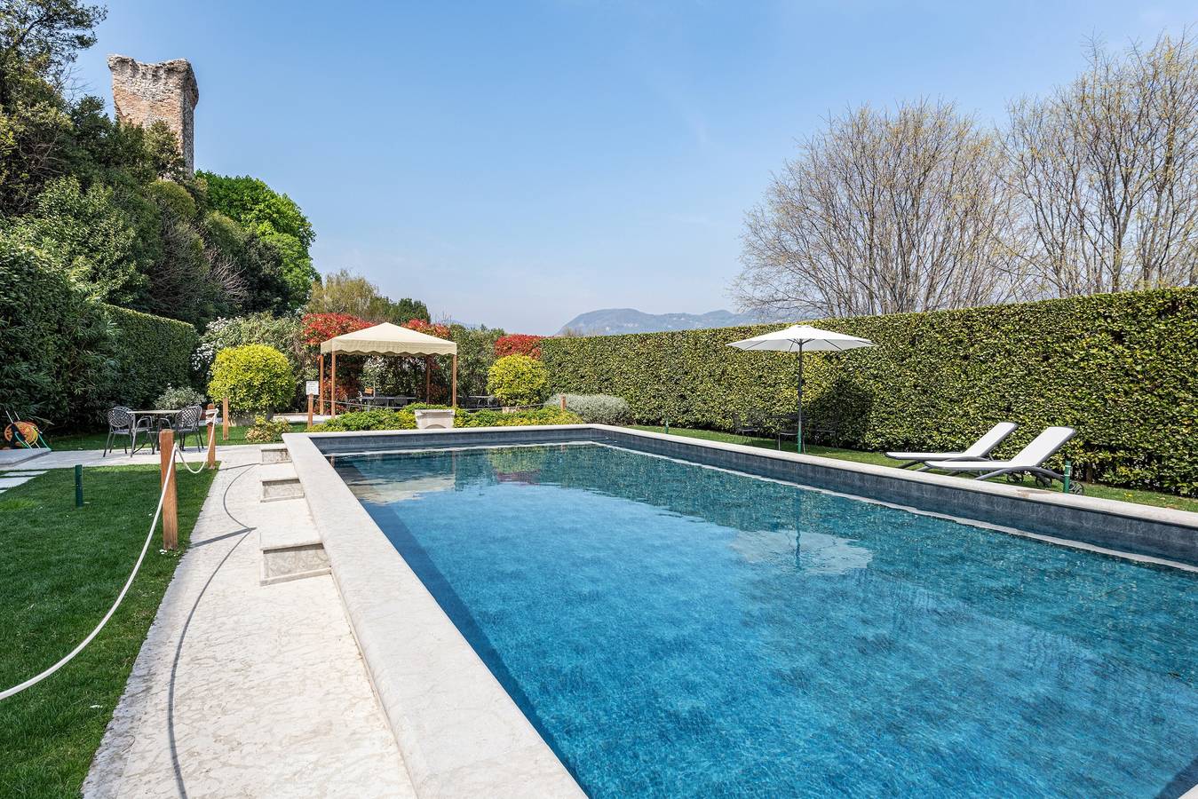 Appartamento intero, Appartamento 'Villa Antica Torre Orazio' con piscina condivisa, Wi-Fi e aria condizionata in San Felice del Benaco, Prealpi Gardesane