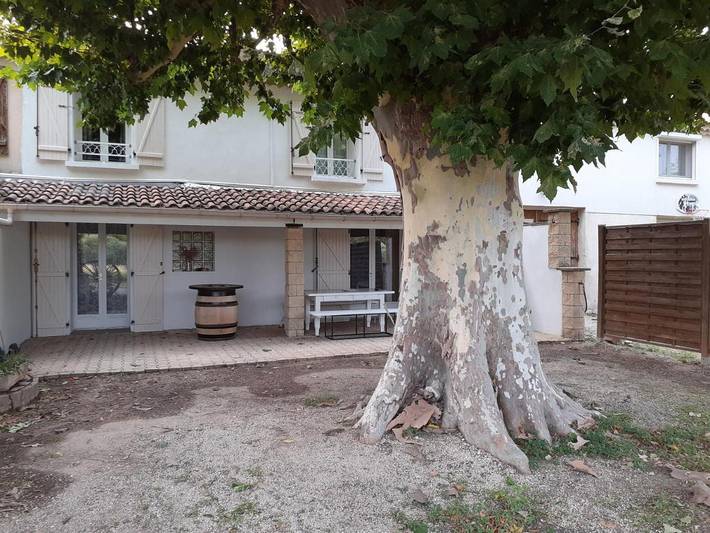 Location de vacances pour 7 personnes, avec vue et jardin à Sénas - 2