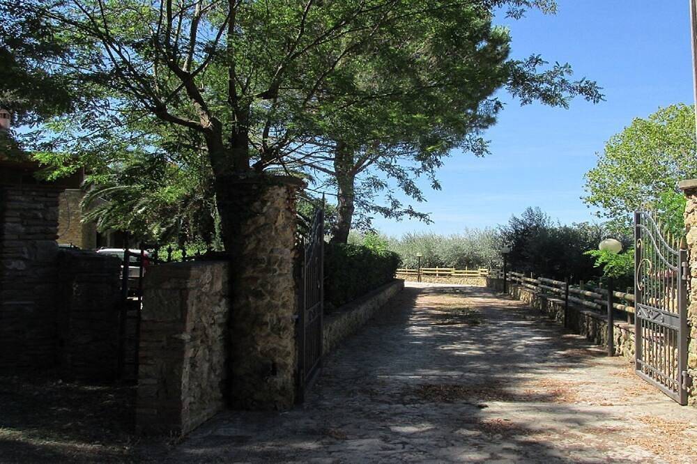 Villa mit Pool, umzäunten Garten und wunderschönem Meerblick in Casale Marittimo, Etruskische Küste