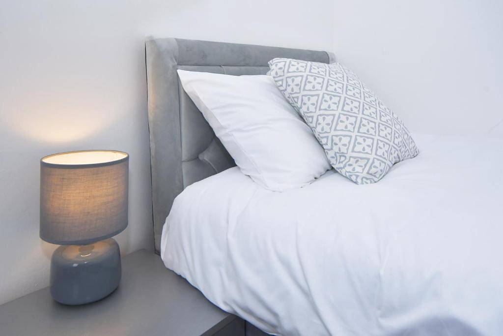 Spacious Home Sleeps 6 with Parking in Stoke-on-Trent, Midlands