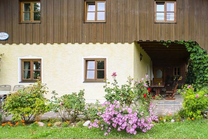 Ganze Ferienwohnung, Ferienwohnungen Reiter - Ferienwohnung Regina, 2 Schlafzimmer, 2 Duschen, 4 Betten u. Kinderbetten, 55 qm in Kirchanschöring, Rupertiwinkel