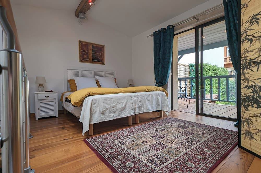 Renovated barn with garden access in Prades, Prades region