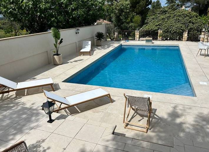 Gîte pour 4 personnes, avec jardin ainsi que piscine et terrasse