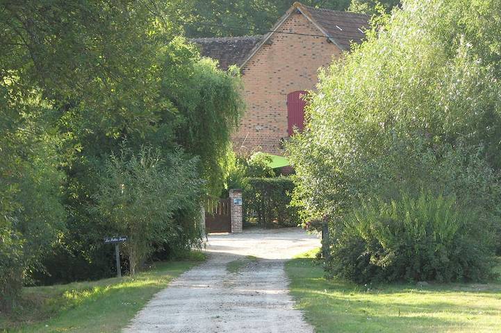 Gîte pour 5 personnes, avec terrasse et jardin à Vannes-sur-Cosson