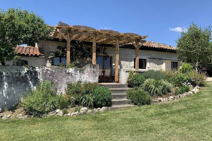 Gîte pour 10 personnes, avec jardin et piscine à Brossac