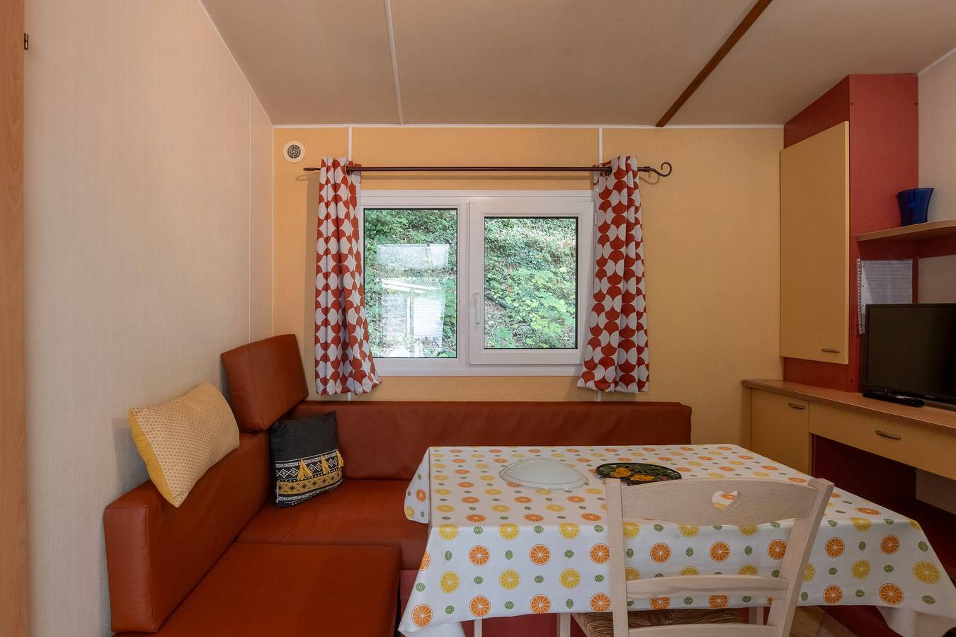 Caravan 'Midi - Stacaravan 4-6 pers' met privé terras en gemeenschappelijke tuin in Vallon-Pont-d'Arc, Gorges de l'Ardèche