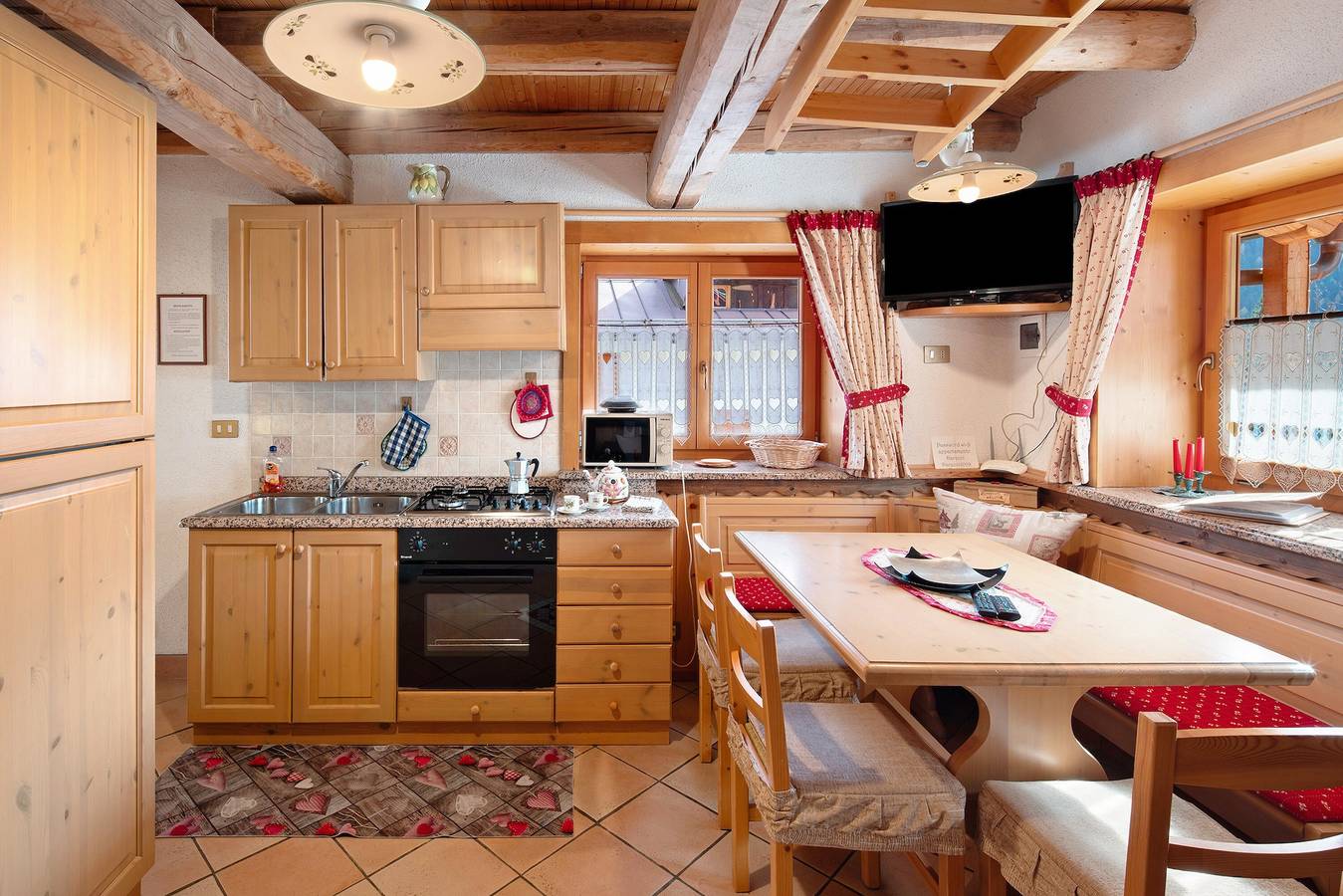 Ganze Wohnung, Ferienwohnung 'Darecoi' mit Bergblick, Gemeinschaftsgarten und Wi-Fi in Falcade, Dolomiti Superski