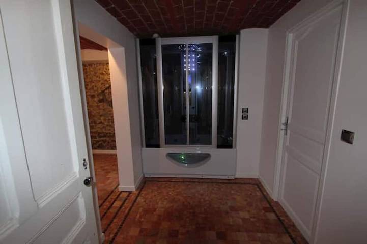 Gîte pour 15 personnes, avec piscine ainsi que jardin et jacuzzi à Poissy - 4
