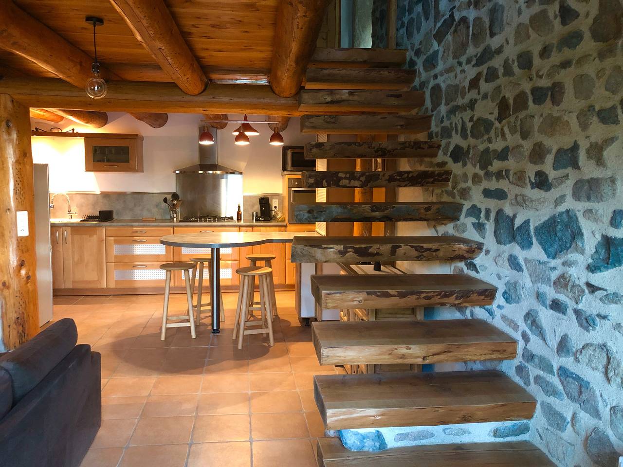Gîte 'Authentique et Cosy' avec Terrasse Privée, Wi-Fi et Climatisation in Charbonnières-les-Vieilles, Parc naturel régional des Volcans d'Auvergne
