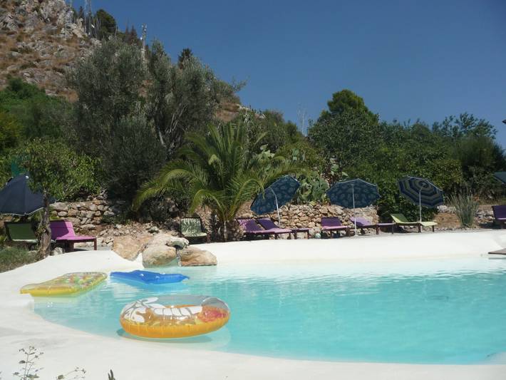 Location de vacances pour 2 personnes, avec piscine et jardin à Porticello